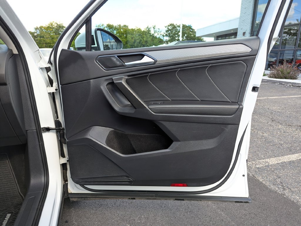 Used 2022 Volkswagen Tiguan SE w/ Panoramic Sunroof Package AWD/4WD image 32