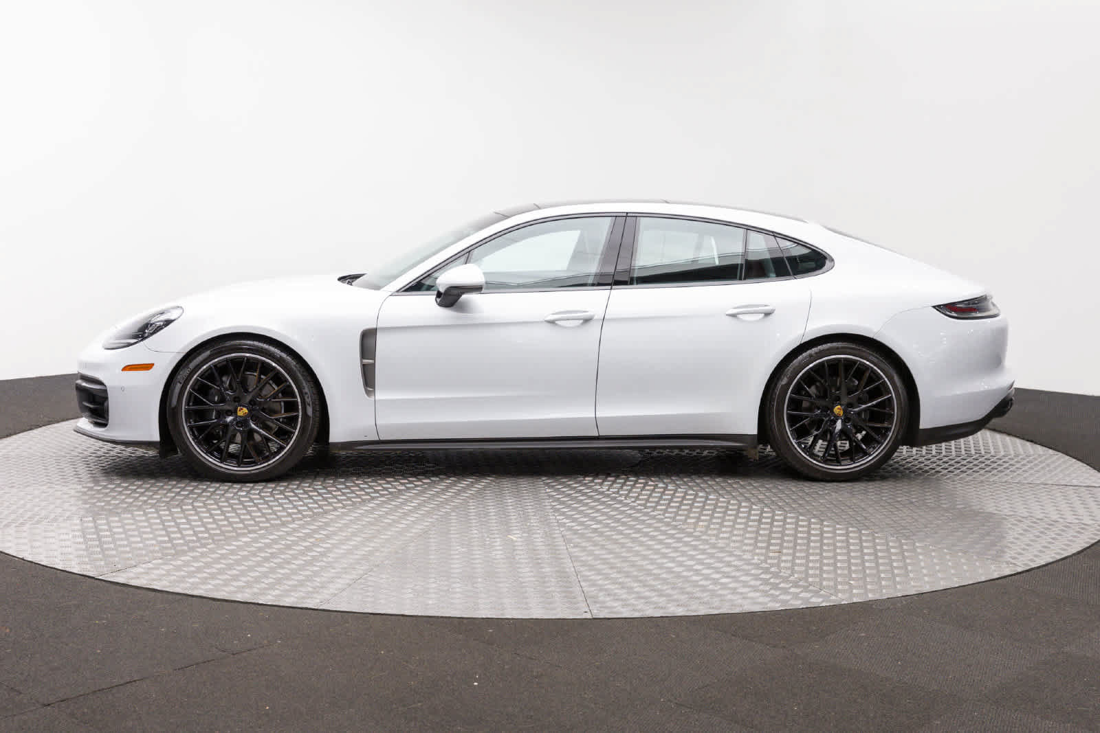 Used 2023 Porsche Panamera 4 Platinum Edition w/ Assistance Package AWD/4WD image 3