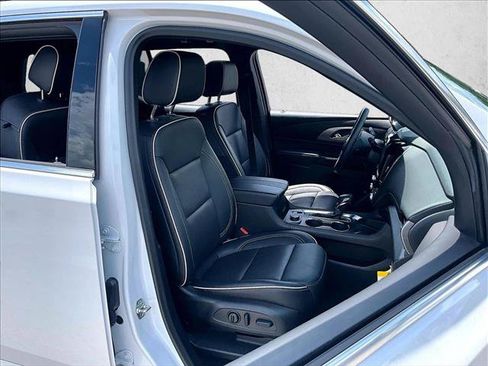 Used 2023 Chevrolet Traverse Premier FWD image 9