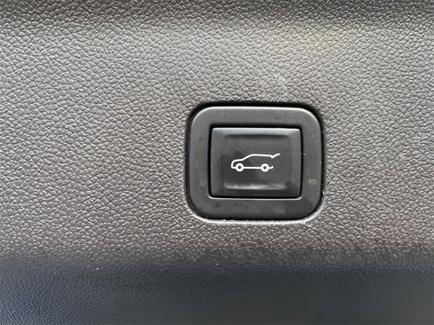 Used 2021 GMC Yukon Denali w/ Denali Premium Package image 15