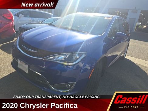 Used 2020 Chrysler Pacifica Touring image 1