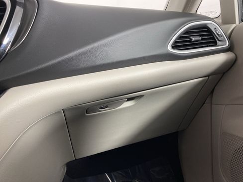 Used 2024 Chrysler Pacifica Touring-L image 31