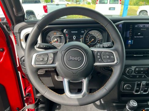 Used 2025 Jeep Wrangler Unlimited Sahara AWD/4WD image 30