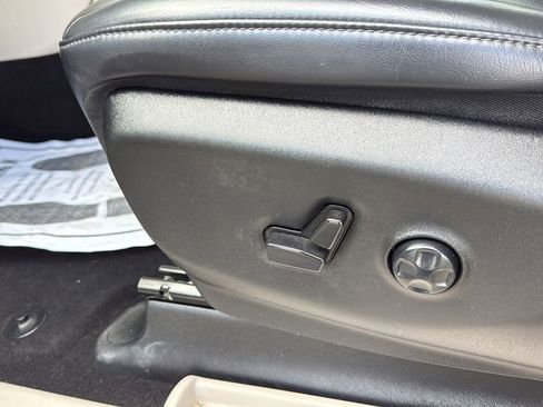 Used 2023 Chrysler Pacifica Touring-L FWD image 27