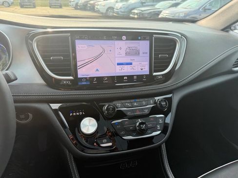 Used 2025 Chrysler Pacifica Limited AWD/4WD image 11