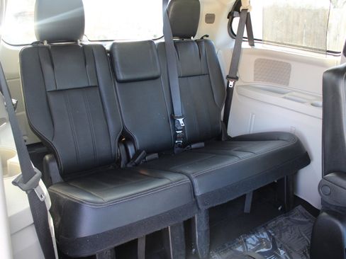Used 2016 Chrysler Town & Country Touring w/ Driver Convenience Group image 34