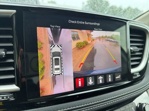 Used 2023 Chrysler Pacifica Touring-L AWD/4WD image 8