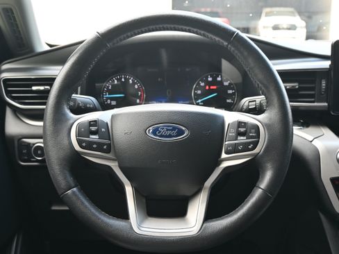 Used 2023 Ford Explorer XLT w/ Equipment Group 202A RWD image 17