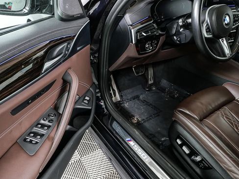 Used 2021 BMW M550i xDrive w/ Executive Package image 8