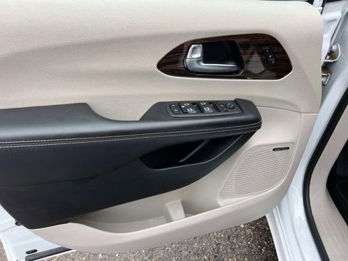 Used 2022 Chrysler Pacifica Limited image 13