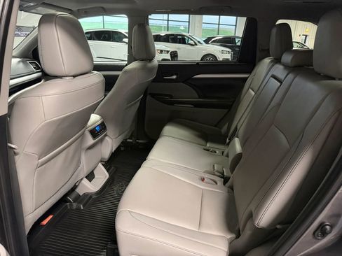 Used 2019 Toyota Highlander XLE AWD/4WD image 15