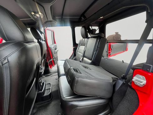 Used 2023 Jeep Wrangler Unlimited Sahara w/ Cold Weather Group AWD/4WD image 9