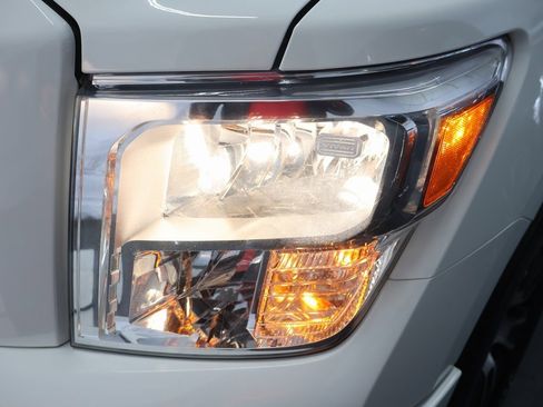 Used 2022 Nissan Titan SV image 26