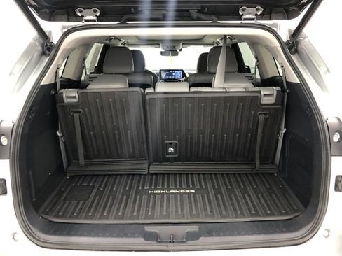 Used 2021 Toyota Highlander Platinum image 25