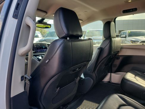 Used 2023 Chrysler Pacifica Touring-L FWD image 12