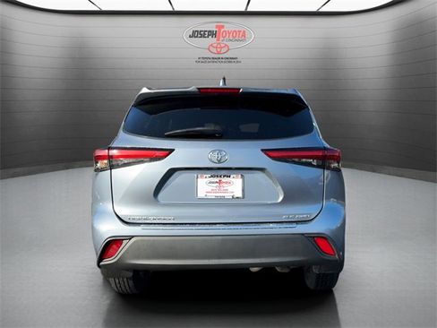 Certified 2023 Toyota Highlander XLE image 12