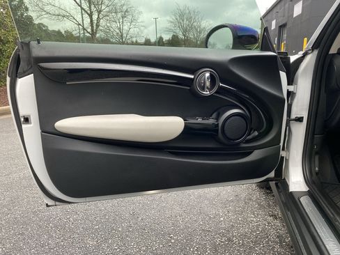 Used 2024 MINI Cooper 2-Door Hardtop w/ Signature Upholstery Package image 20