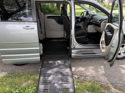 Used 2013 Dodge Grand Caravan SXT FWD image 25