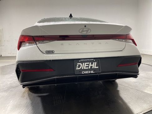 Used 2024 Hyundai Elantra SE image 6