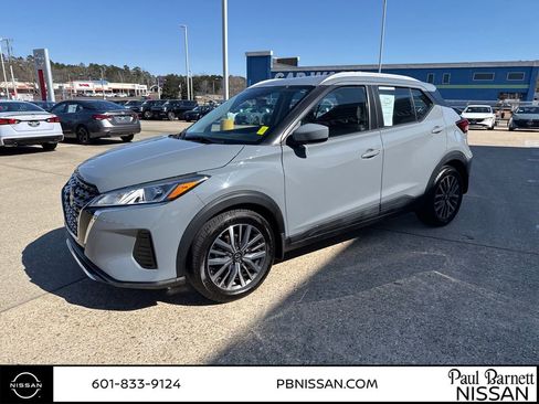 Used 2021 Nissan Kicks SV image 2