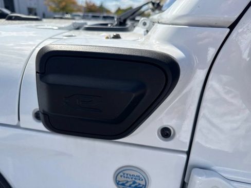 Used 2023 Jeep Wrangler Unlimited Sahara AWD/4WD image 8