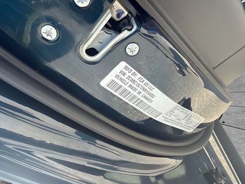 Used 2024 Chrysler Pacifica Premium FWD image 36