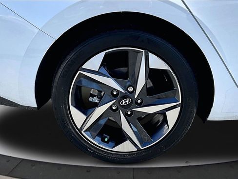 Used 2023 Hyundai Elantra Limited image 35