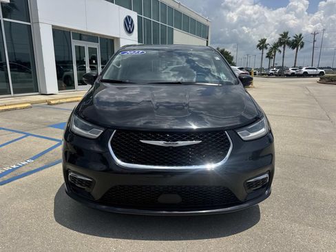Used 2023 Chrysler Pacifica Touring-L FWD image 2
