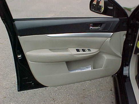 Used 2010 Subaru Legacy 2.5i Premium image 18