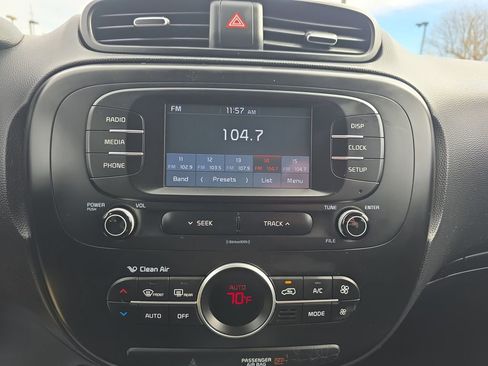 Used 2017 Kia Soul + image 18