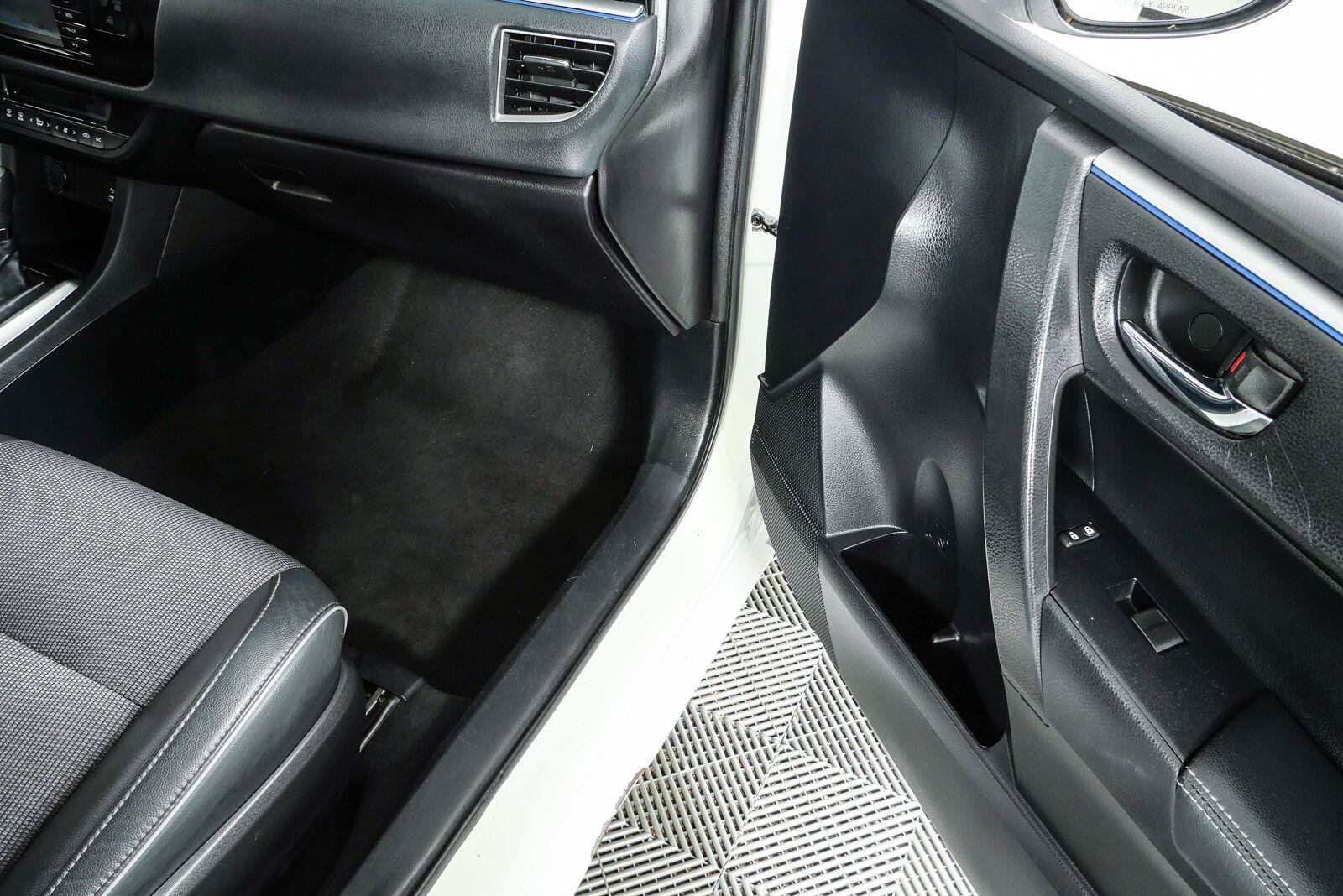 Used 2014 Toyota Corolla S FWD image 21