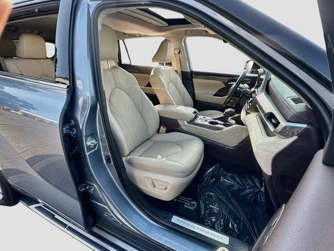 Used 2020 Toyota Highlander Limited FWD image 31