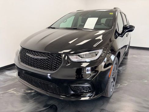 New 2026 Chrysler Pacifica Select w/ S Appearance Package AWD/4WD image 4