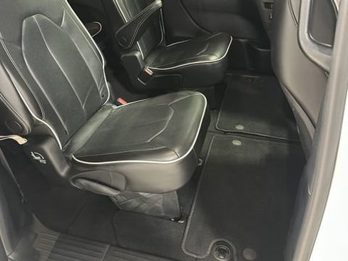 Used 2025 Chrysler Pacifica Limited FWD image 31