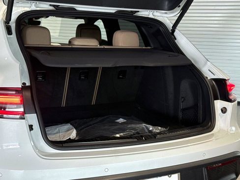 Certified 2026 Porsche Macan AWD/4WD image 12