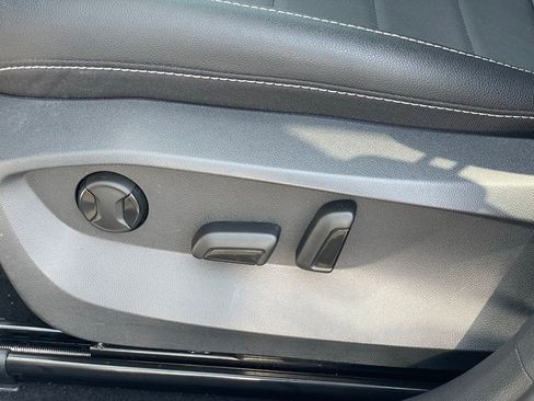 Certified 2022 Volkswagen Taos SE image 10