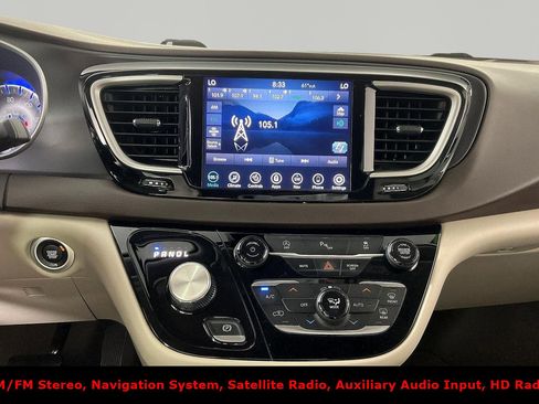 Used 2020 Chrysler Pacifica Touring-L Plus FWD image 9