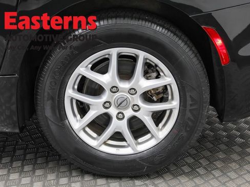 Used 2023 Chrysler Pacifica Touring-L FWD image 33