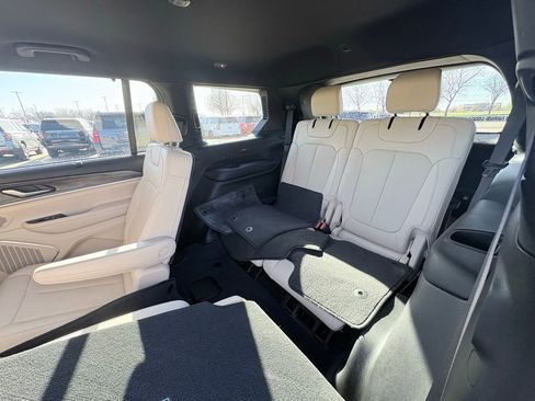 Used 2023 Jeep Grand Cherokee L Limited w/ Luxury Tech Group II image 8