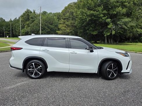 Used 2022 Toyota Highlander XSE FWD image 39