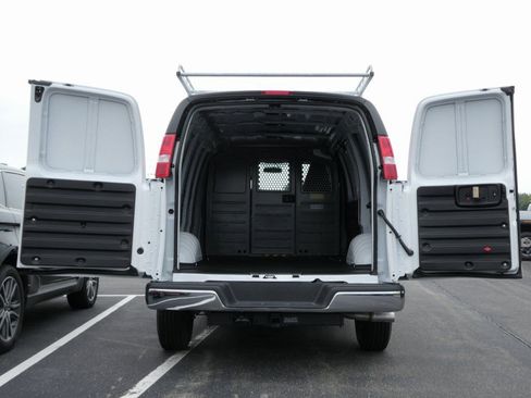 New 2025 GMC Savana 3500 w/ Driver Convenience Package RWD image 25