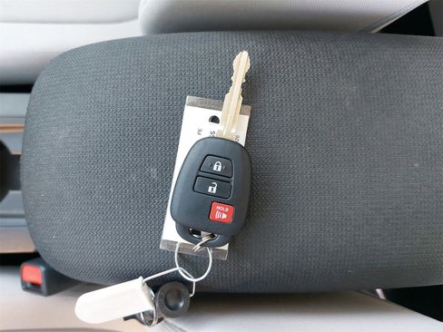 Used 2022 Toyota Corolla Cross L image 36