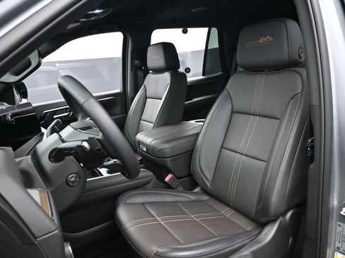 Used 2025 Chevrolet Tahoe High Country AWD/4WD image 17