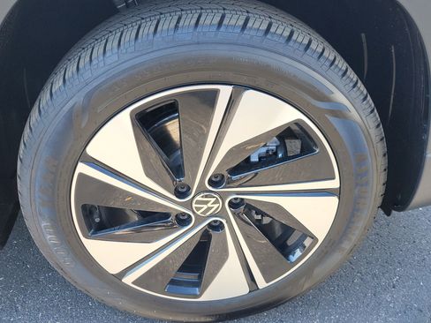 New 2025 Volkswagen Taos SE image 24