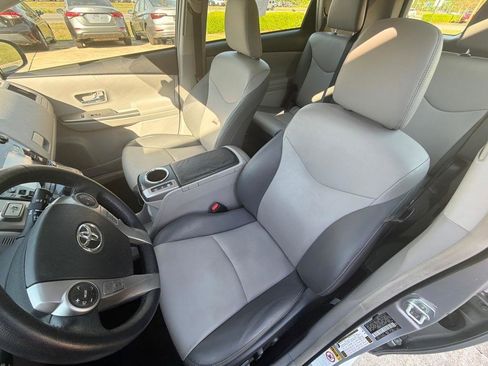Used 2016 Toyota Prius V Five image 24