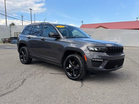 Used 2025 Jeep Grand Cherokee Limited w/ Black Appearance Package AWD/4WD image 8