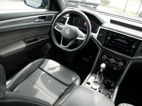 Certified 2023 Volkswagen Atlas Cross Sport SE w/ Panoramic Sunroof Package AWD/4WD image 9