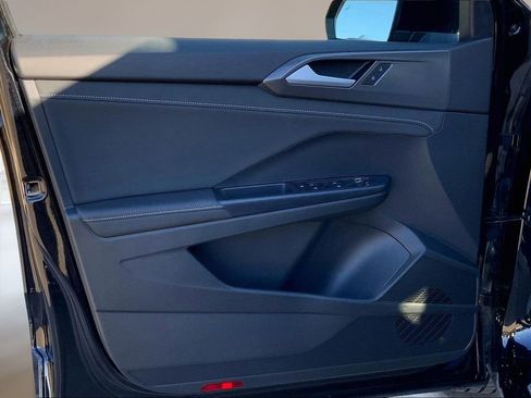 Certified 2025 Volkswagen Taos SE image 22