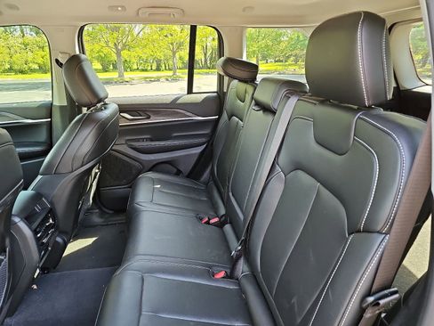 Used 2023 Jeep Grand Cherokee Limited w/ Black Appearance Package AWD/4WD image 18