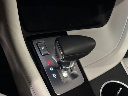 Used 2025 Genesis G70 2.5T image 22